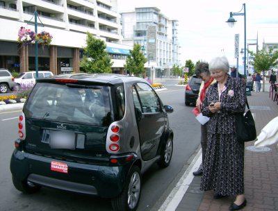 hetty gets into her smart car